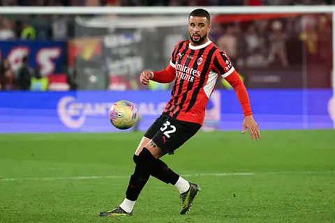 عاد إلى مانشستر سيتي.. ميلان يعلن رحيل كايل ووكر